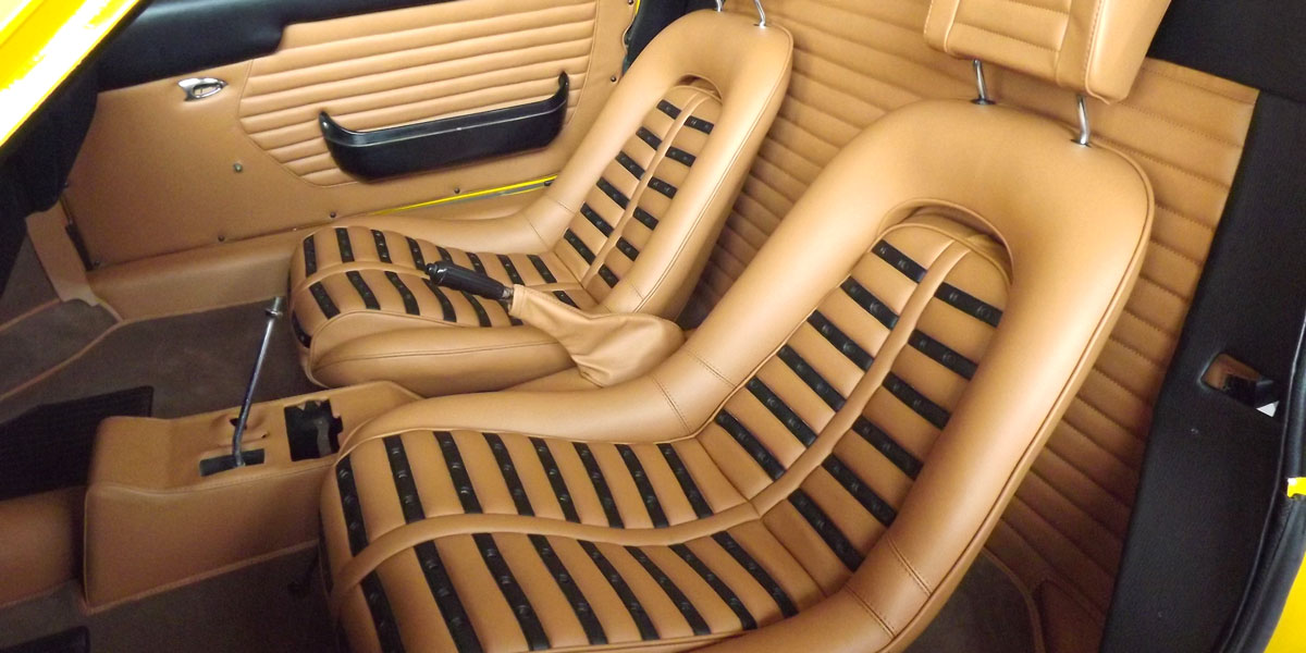 sedili anteriori di auto d'epoca in pelle a righe beige e nera